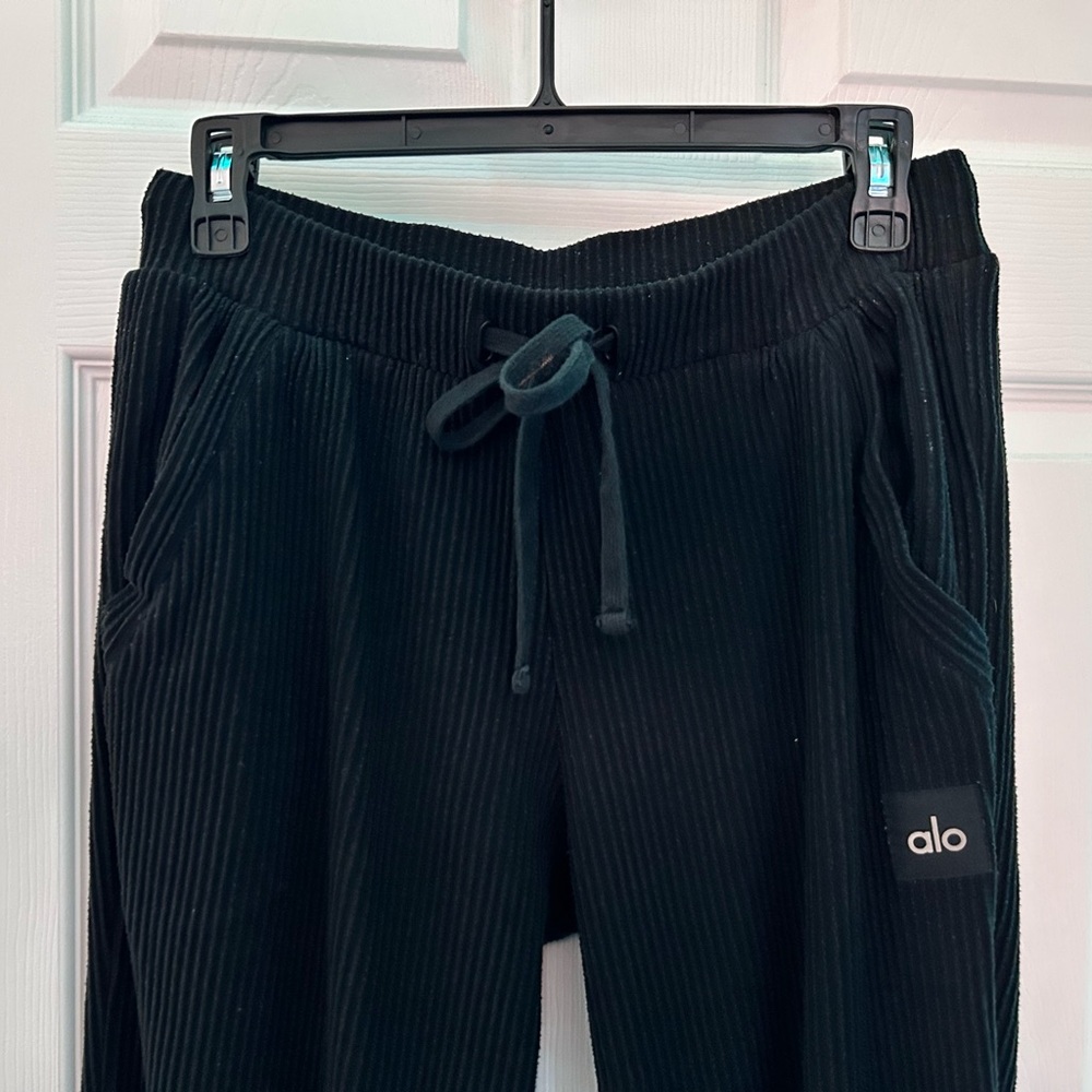Size M ALO Yoga Plants black